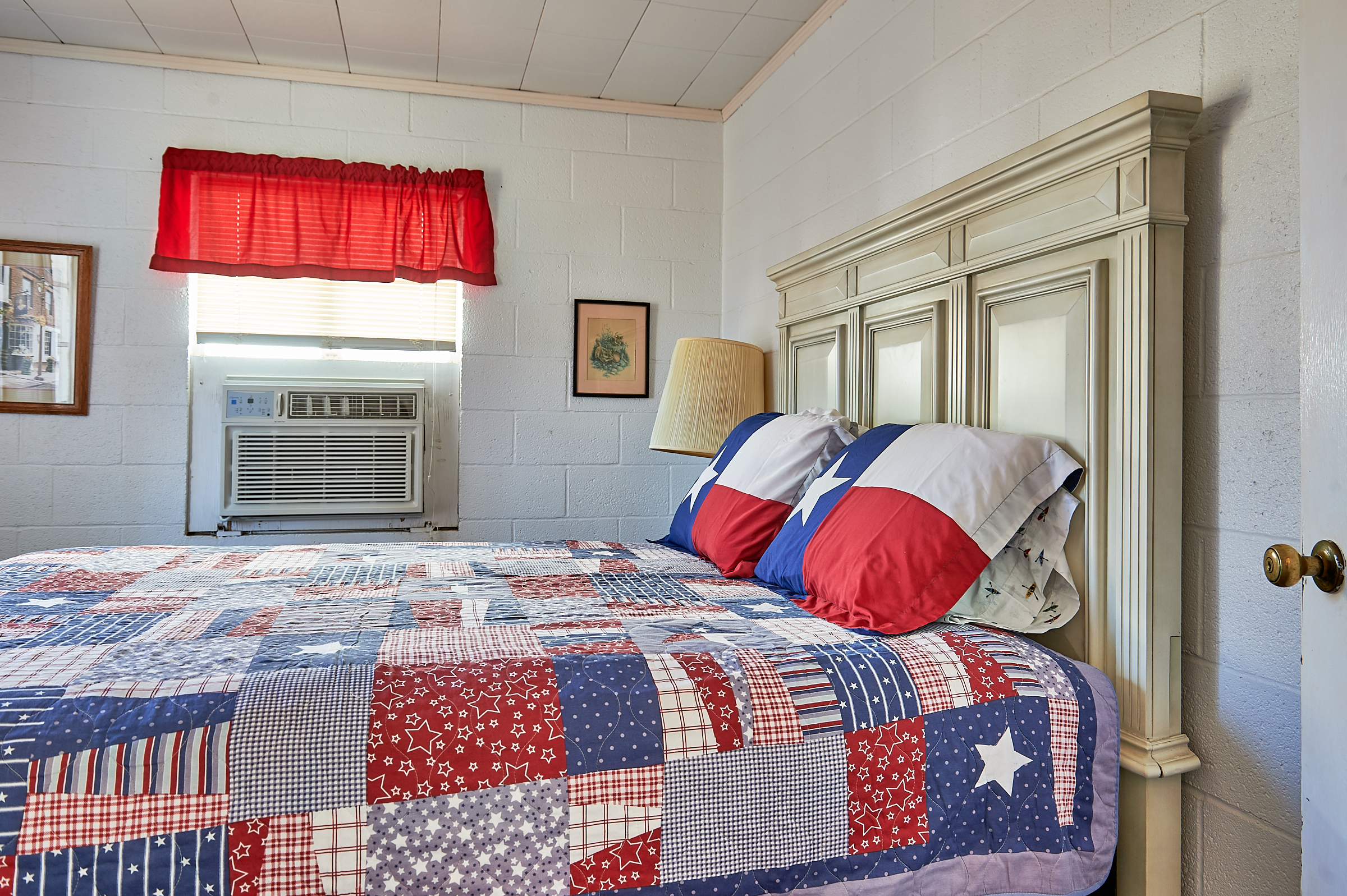 Enchanted Rock Cabin Queen Master Bedroom
